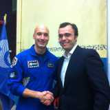 L'astronauta Luca Parmitano stringe la mano al barese Raffaele Tiberino che ha fatto preparare per lui ricette siciliane da gustare in orbita